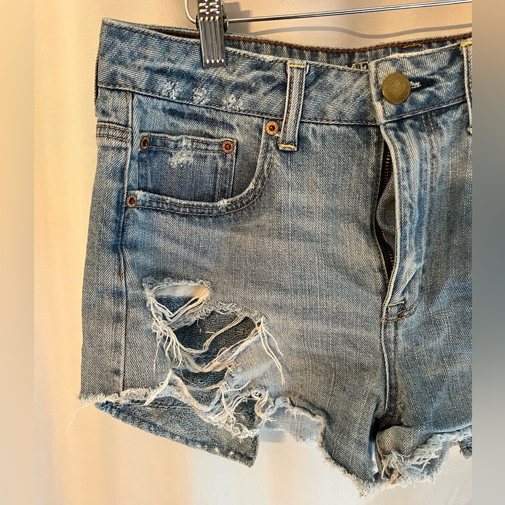 AE Mid Rise Shorts w/ Lace Detailing Pockets & Frayed Edge